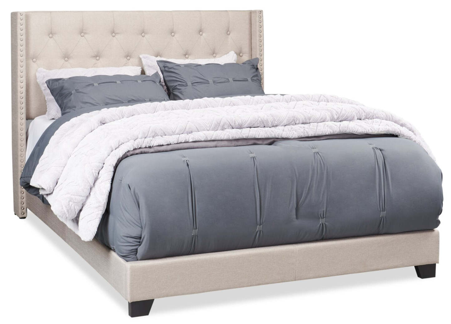 Lit à oreilles rembourré Brady en tissu gris clair avec motif clouté, capitonné avec boutons - King Size | Lit rembourré à oreilles Brady en tissu gris clair avec clous décoratifs et capitonnage à boutons - format très grand lit