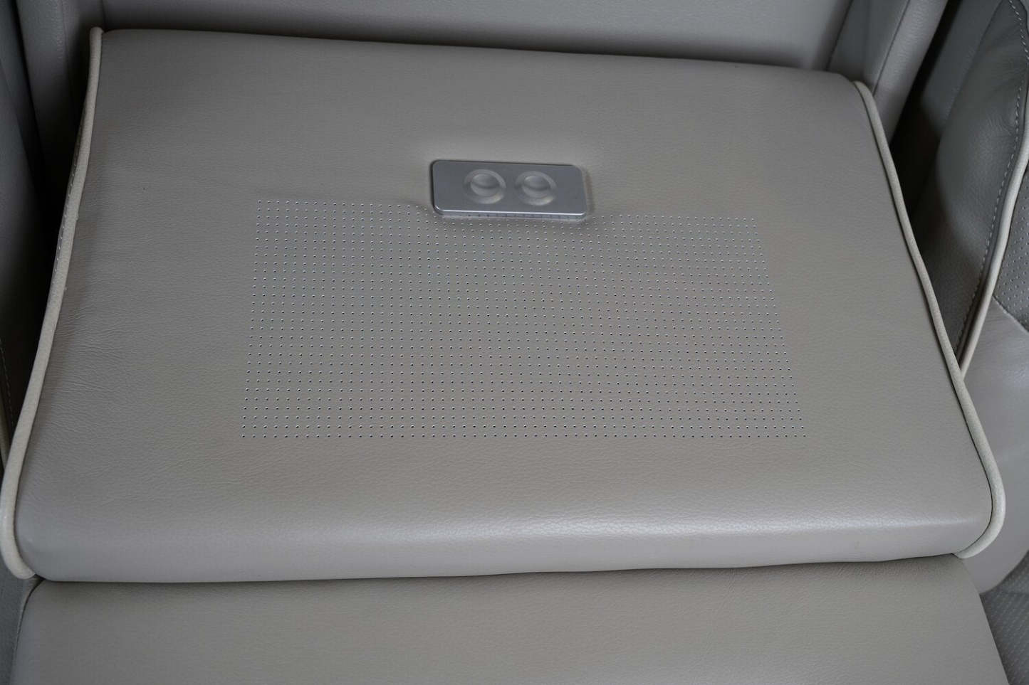 Canapé de massage à inclinaison électrique Elite de 86 po en cuir véritable avec son immersif et appuie-têtes électriques - mastic