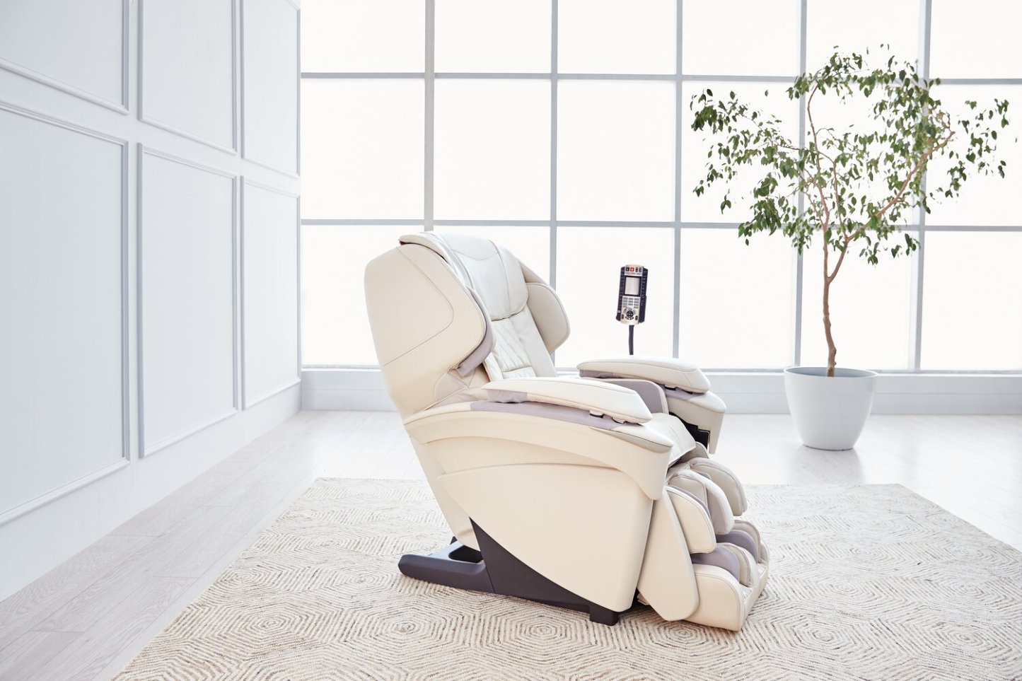 Fauteuil inclinable de massage Panasonic Real Pro ULTRA Prestige™ 35,4 en cuir synthétique de haute qualité - beige | Panasonic Real Pro ULTRA Prestige™ 35,4 fauteuil de massage en cuir synthétique de qualité supérieure - beige