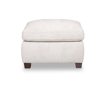 Mallie 28 Ottoman en tissu chenille avec pieds en bois – Coquille blanche | Pouf Mallie de 28 po en tissu de chenille avec pattes en bois - coquillage blanc