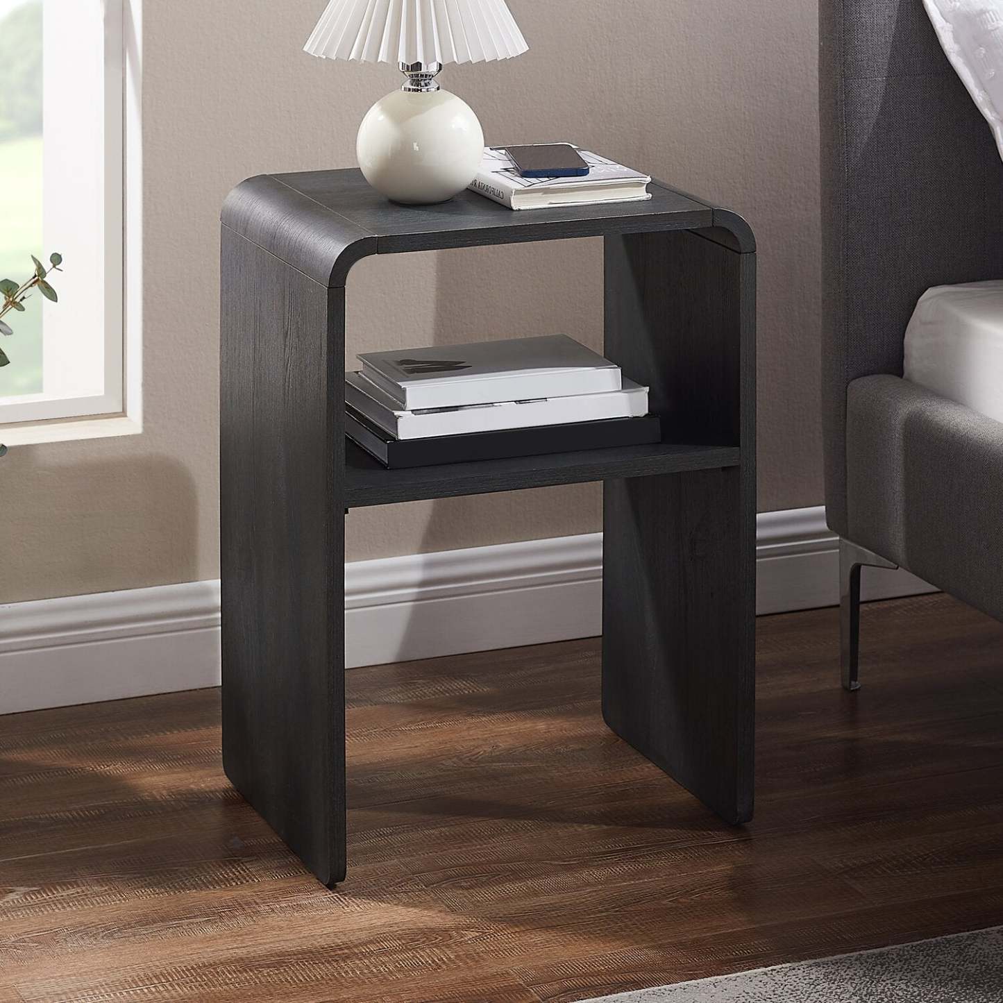 Table de chevet Odin avec étagère de rangement, 18 L x 25,75 H - Noir | Table de nuit Odin de 18 po (l) x 25,75 po (H) avec tablette de rangement - noire