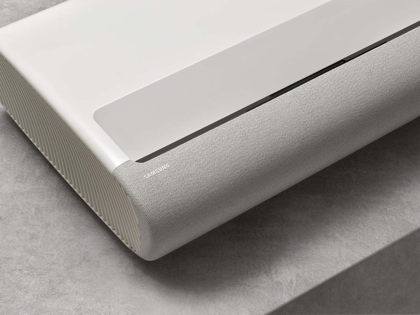 SAMSUNG The Premiere 4K Quantum HDR Dolby Atmos® Ultra Short Throw 3450 Lumen Projector (SP-LPU9DSAXXZC) | Projecteur à ultra-courte portée La Première de Samsung 4K de 3450 lumens avec Quantum HDR et Dolby Atmos (SP-LPU9DSAXXZC)