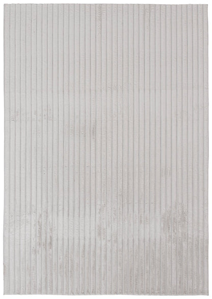 Tapis gris clair Channel en fausse fourrure avec envers en mousse à mémoire de forme – 5' x 7' | Tapis Channel en fausse fourrure gris clair avec dos en mousse à mémoire de forme - 5 pi x 7 pi