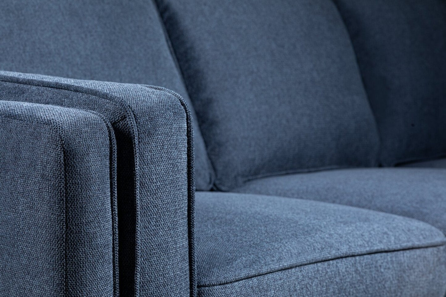 Canapé Kassia de Kort &amp; Co. de 90,6 po en tissu d'apparence lin avec base et pattes en bois - bleu