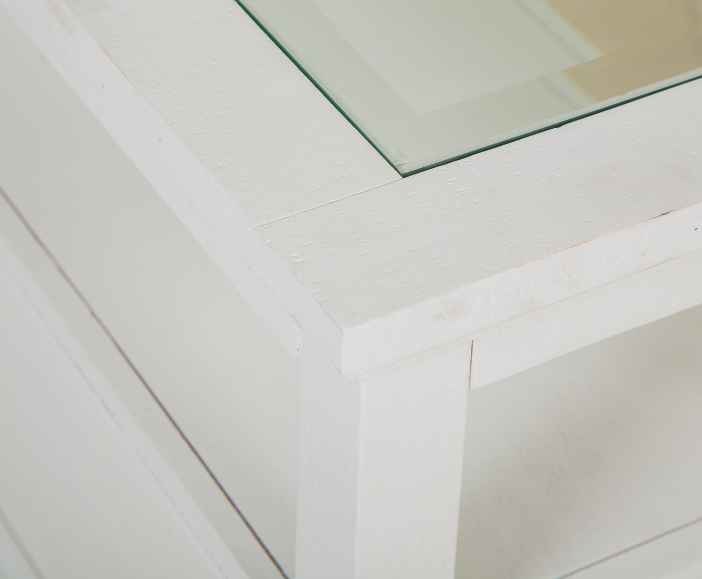 Table de bout traditionnelle Heron Cove de 15 po avec dessus en verre, rangement et tablette - pin blanc