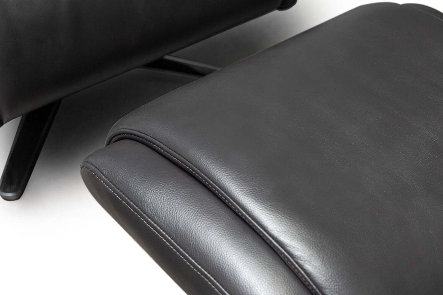 Vega 29,5 Fauteuil inclinable pivotant sans stress en similicuir avec repose-pieds et pieds en aluminium - Gris | Fauteuil pivotant inclinable Vega antistress de 29,5 po en similicuir avec repose-pieds et pattes en aluminium - gris