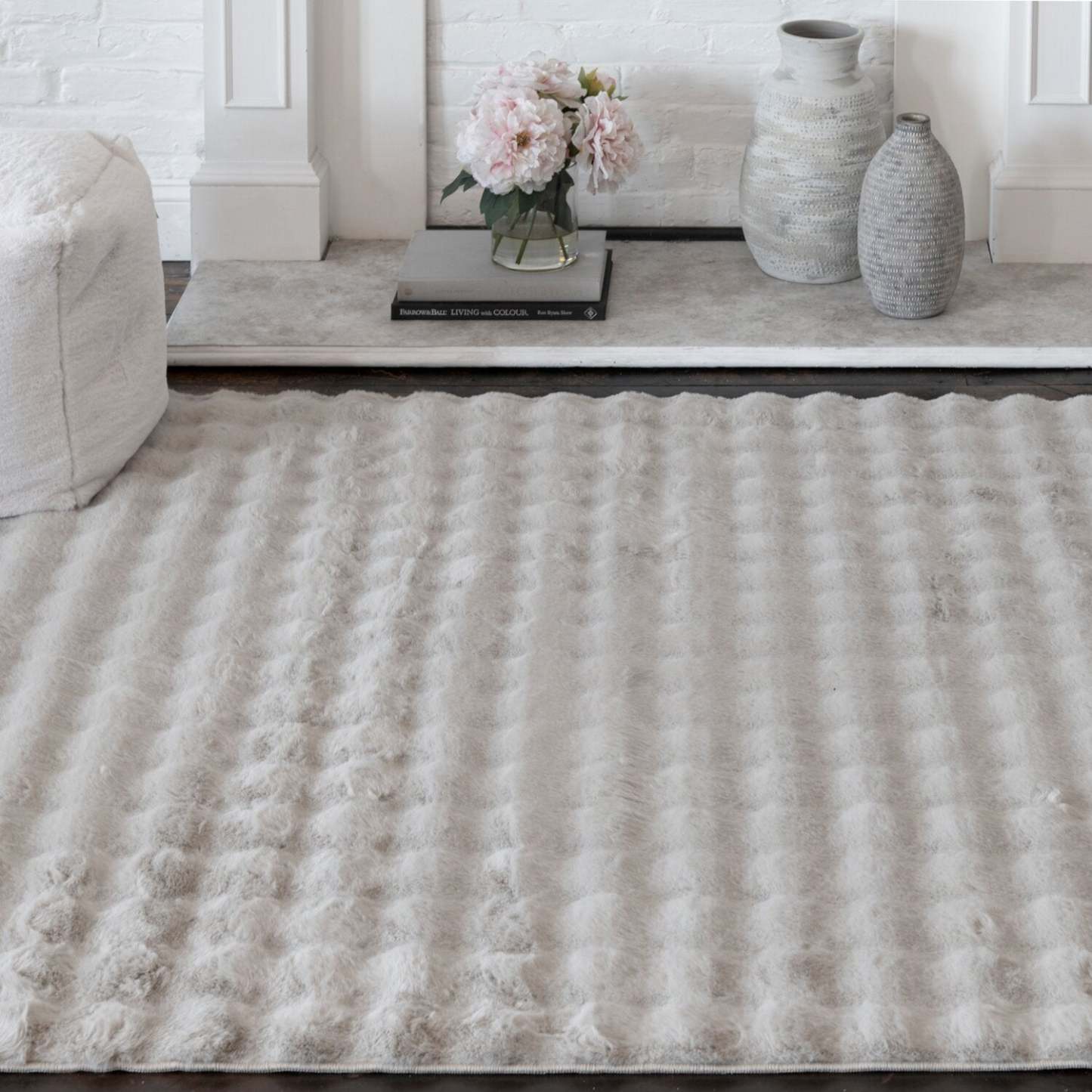 Tapis d'aire en fausse fourrure gris clair avec dos en mousse à mémoire de forme - 5 pi x 7 pi | Carpette Bubble en fausse fourrure gris clair avec revers en mousse à mémoire de forme - 5 pi x 7 pi | BUBBLG06