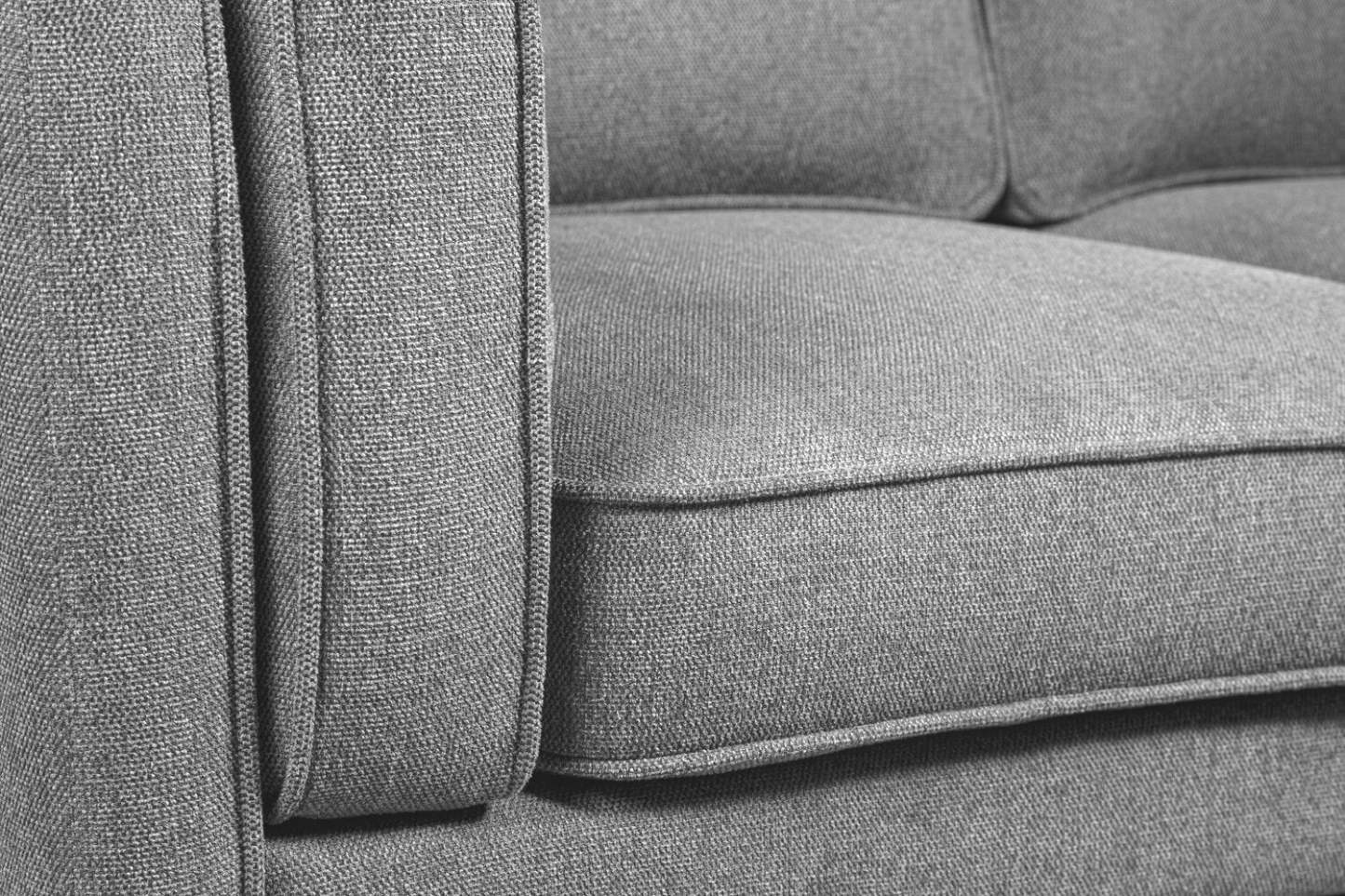 Kort & Co. Causeuse Kassia 65,4 po en tissu d’apparence lin avec base et pattes en bois - grise