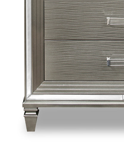 Max Bedroom Chest of Drawers, 5-Drawer, 38W x 54.3H, Glam - Silver | Commode verticale somptueuse Max de 38 po (L) x 54,3 po (H) à 5 tiroirs pour la chambre à coucher - argentée