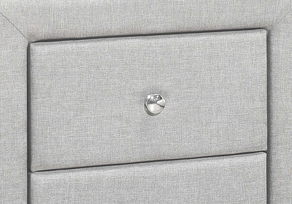 Table de nuit rembourrée à 2 tiroirs Zara, 20,5 L x 20,75 H - Gris | Table de nuit rembourrée Zara de 20,5 po (l) x 20,75 po (H) à 2 tiroirs - grise