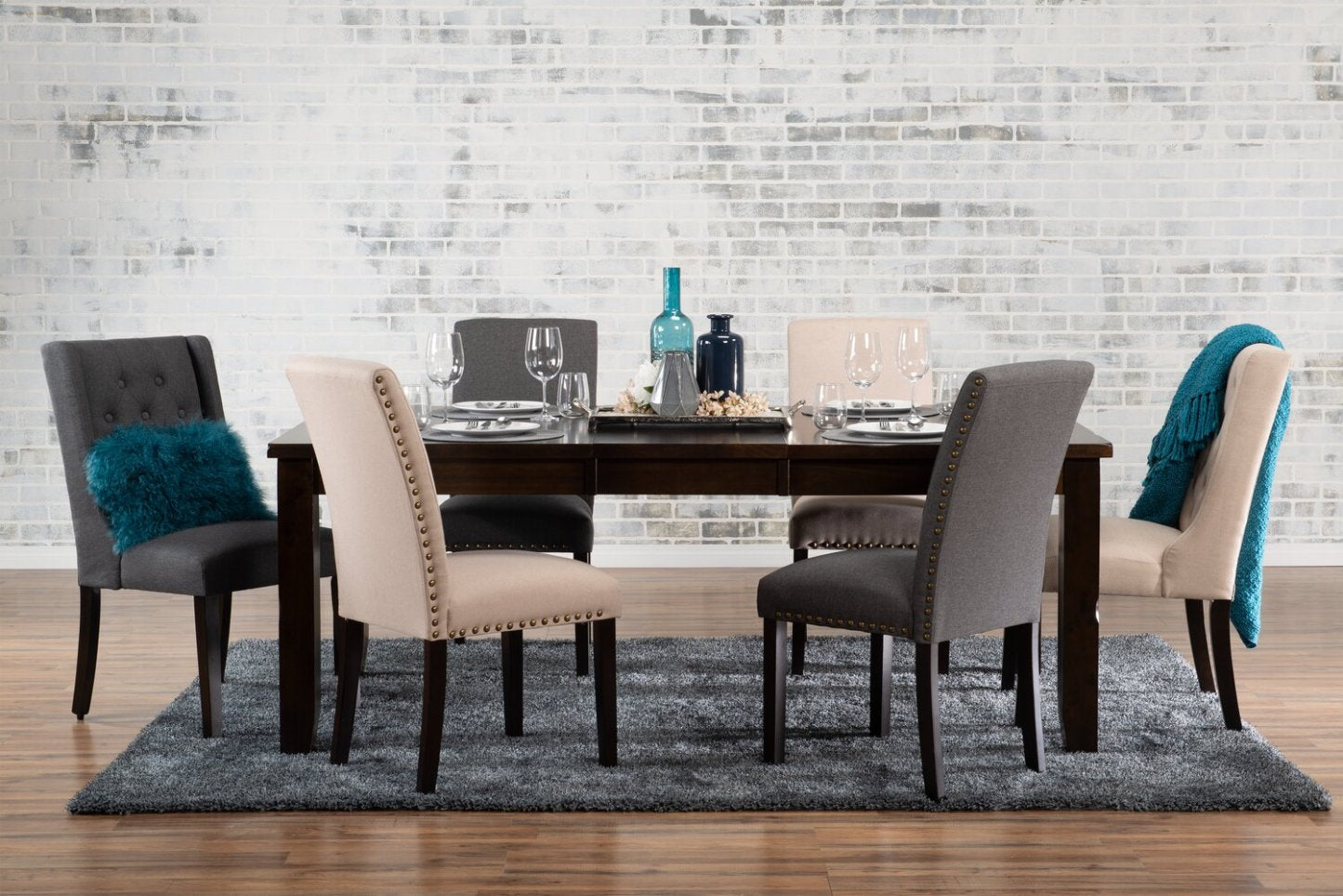 Chaise de salle à manger à dossier à oreilles York avec tissu d'apparence lin, capitonné à boutons - Taupe | Chaise de salle à manger York à oreilles en tissu d'apparence lin avec capitonnage - taupe