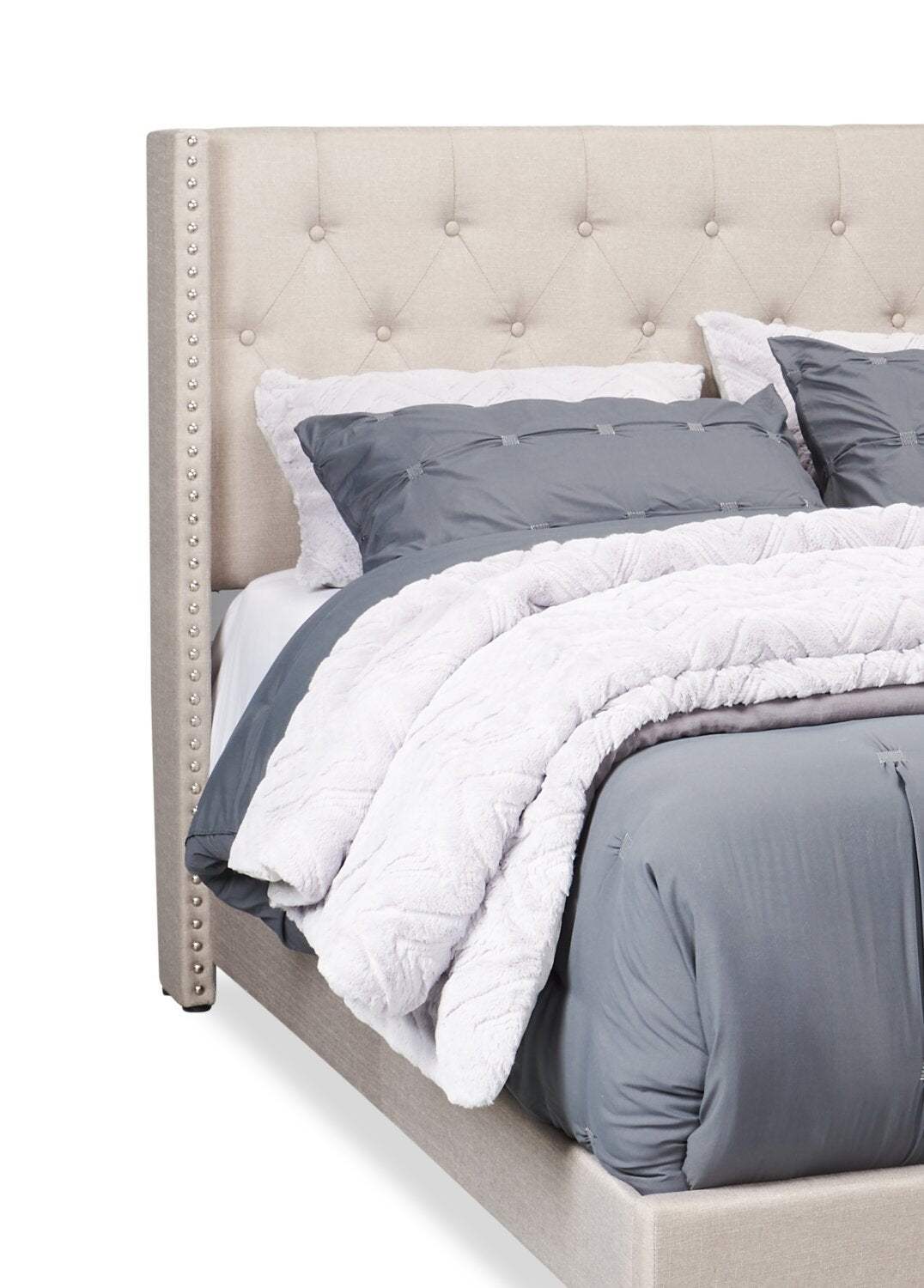 Lit à oreilles rembourré Brady en tissu gris clair avec motif clouté, capitonné avec boutons - King Size | Lit rembourré à oreilles Brady en tissu gris clair avec clous décoratifs et capitonnage à boutons - format très grand lit