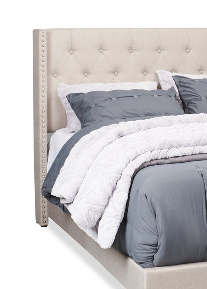 Lit à oreilles rembourré Brady en tissu gris clair avec motif clouté, capitonné avec boutons - King Size | Lit rembourré à oreilles Brady en tissu gris clair avec clous décoratifs et capitonnage à boutons - format très grand lit