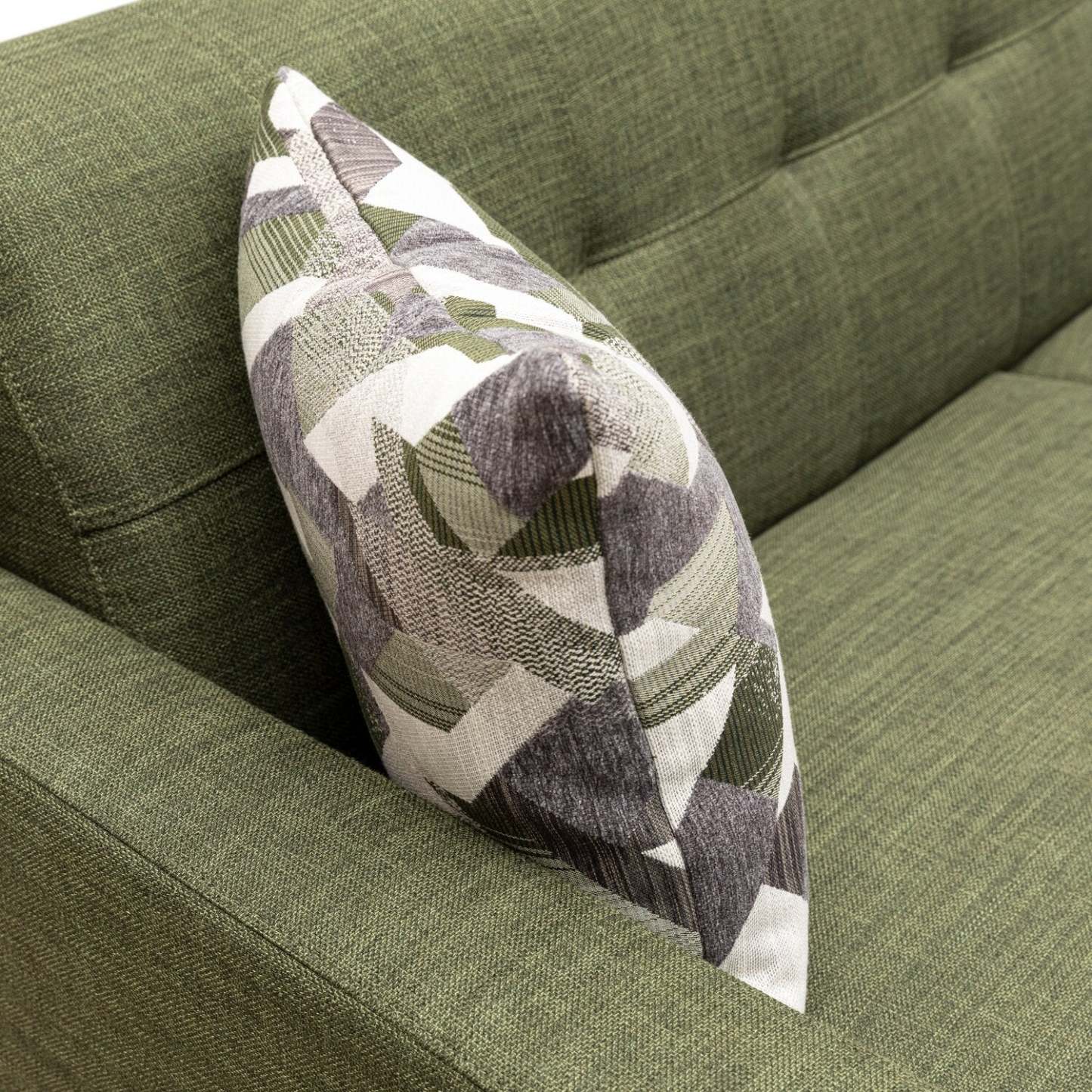 Sofa Freeman de Kort & Co. de 80 po de format condo en tissu d’apparence lin avec base et pattes en bois - vert avocat