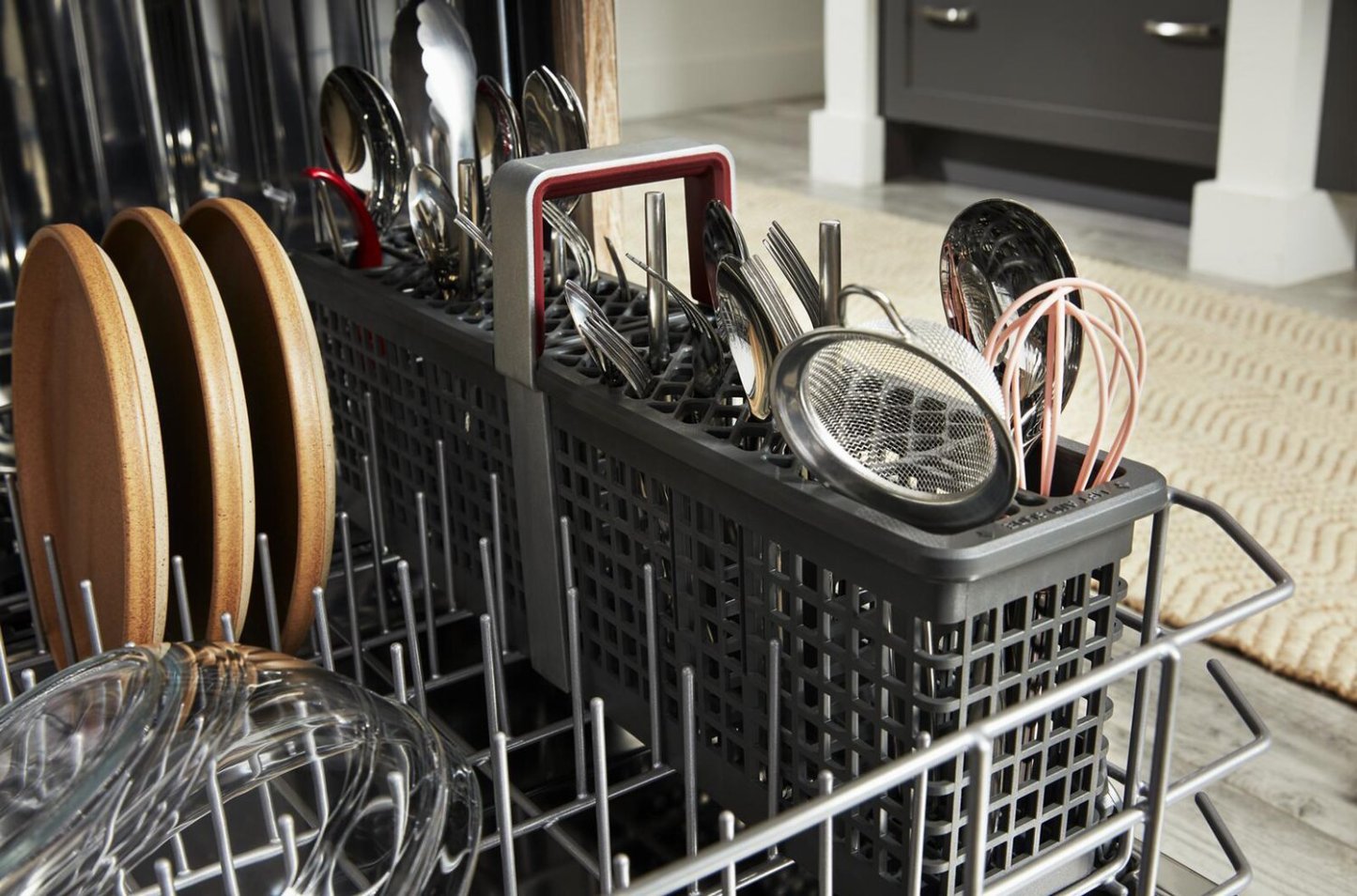 Lave-vaisselle KitchenAid de 24 po et de 47 dBA avec panier à ustensiles sur le troisième niveau - noir - KDFS224SBL