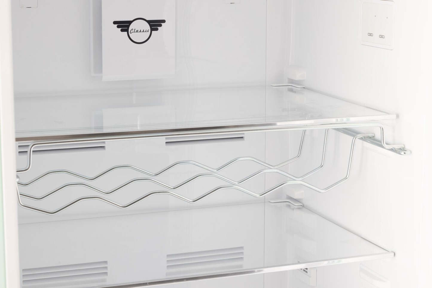 Unique Classique Rétro 24 11 Pi Cu. Réfrigérateur à congélateur supérieur – Blanc guimauve - UNQ-310L W TM | Réfrigérateur Classic Rétro d'Unique de 24 po et de 11 pi3 à congélateur supérieur - blanc guimauve - UNQ-310L W TM