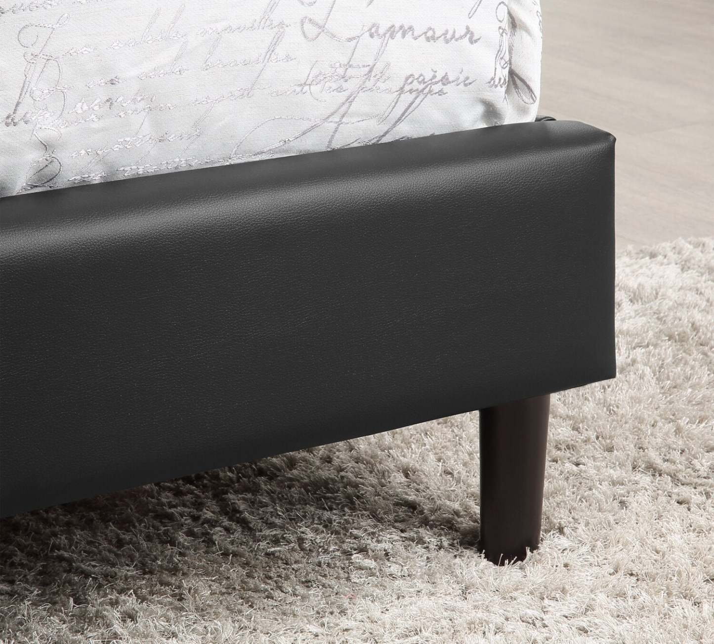 Lit plateforme Paseo en tissu de cuir végétalien noir - Pleine grandeur | Lit plateforme rembourré Paseo en tissu de cuir végétalien noir - format lit double