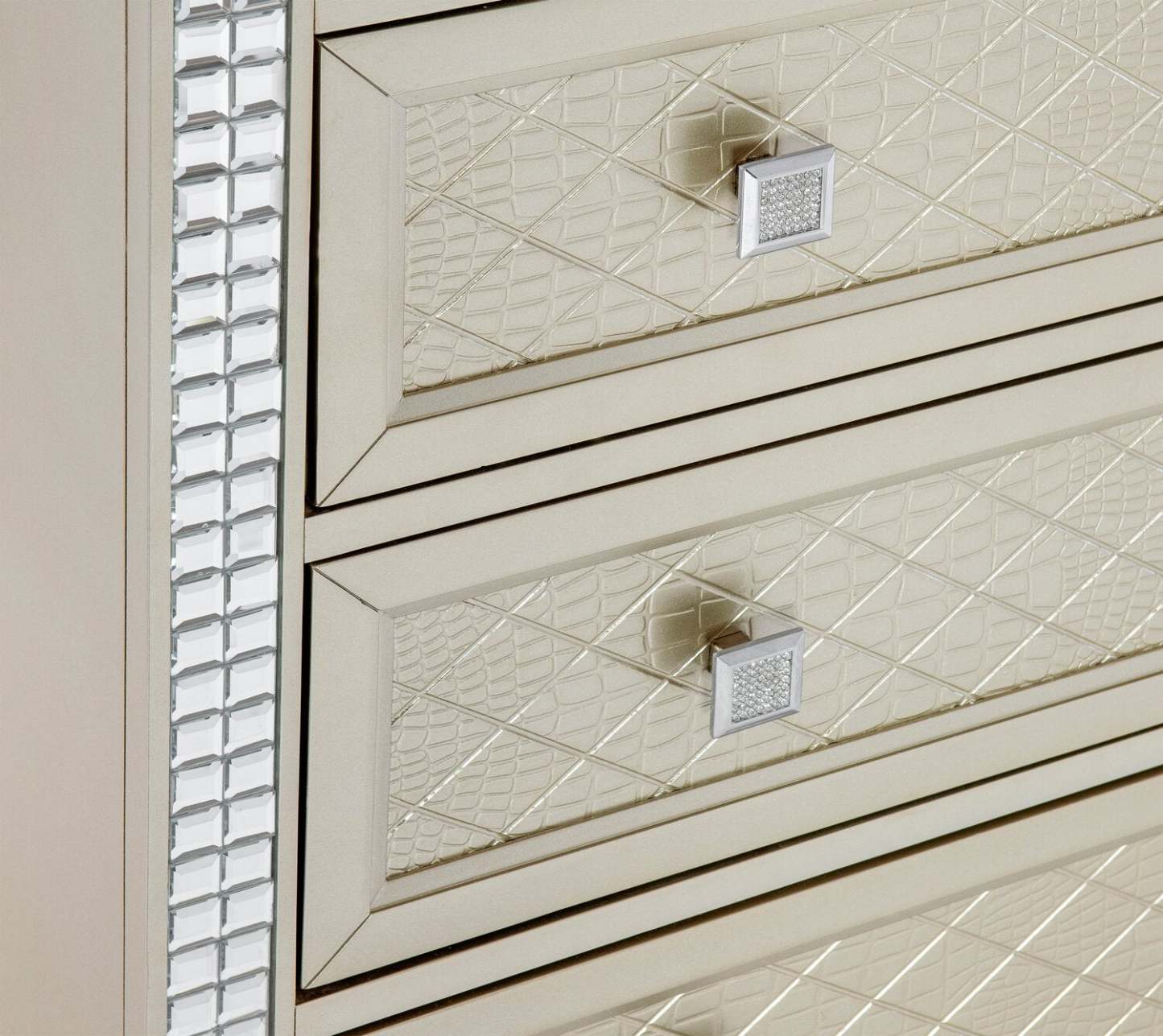 Table de chevet à 2 tiroirs Tyra, 28 L x 29 H, Glam - Champagne | Table de nuit somptueuse Tyra de 28 po (L) x 29 po (H) à 2 tiroirs - champagne