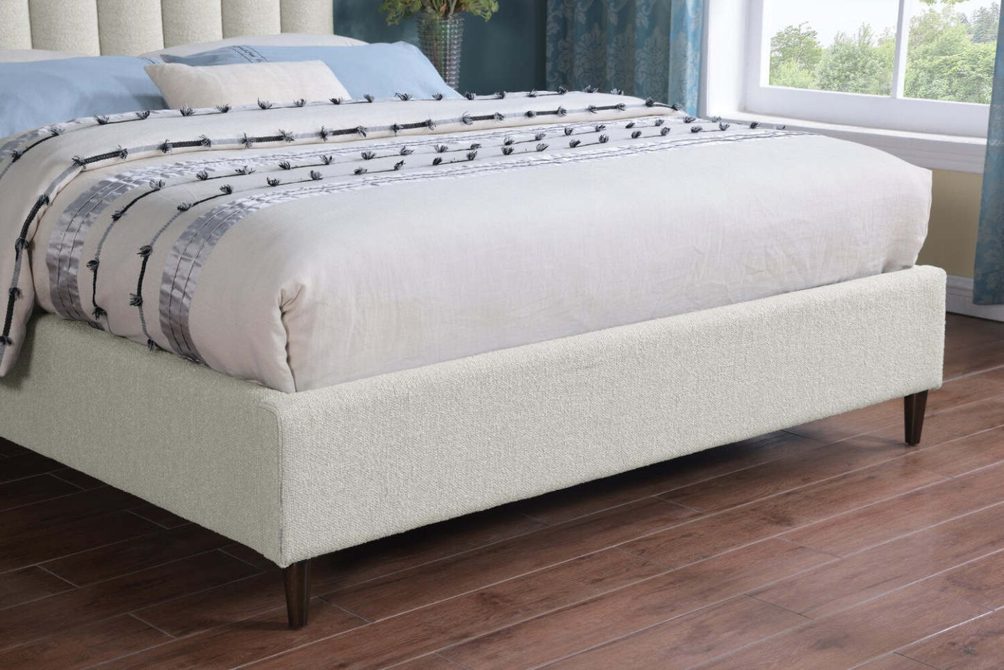 Kort &amp; Co. Lit plateforme rembourré Rain en tissu taupe, capitonné - Pleine grandeur | Lit plateforme rembourré Rain de Kort &amp; Co. en tissu taupe capitonné - format lit double