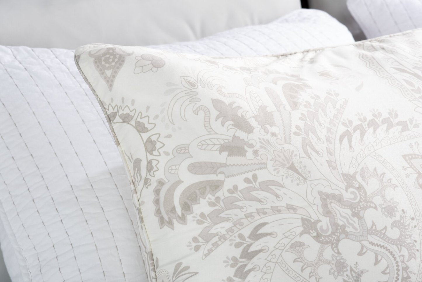 Indie Paisley 3-Piece King Comforter Set - White|Ensemble d'édredon Indie Paisley 3 pièces pour très grand lit - blanc|PAISL3KG