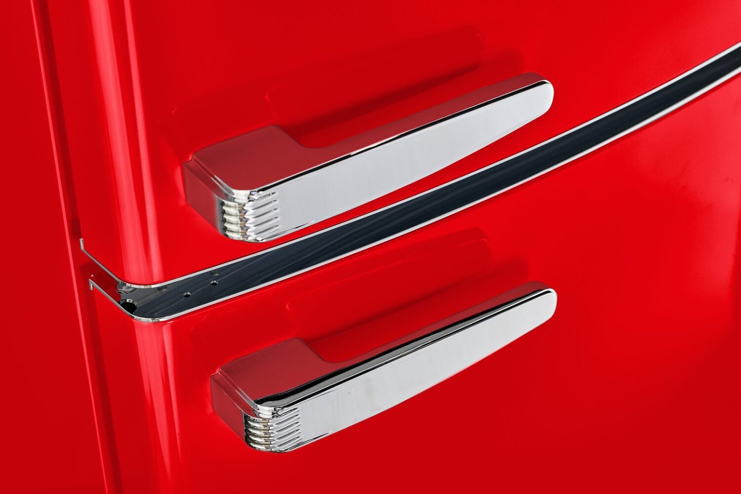 Réfrigérateur Classic Rétro par Unique de 24 po et de 12 pi3 à congélateur inférieur - pomme rouge bonbon - UGP-340L AC R | UGP340LR