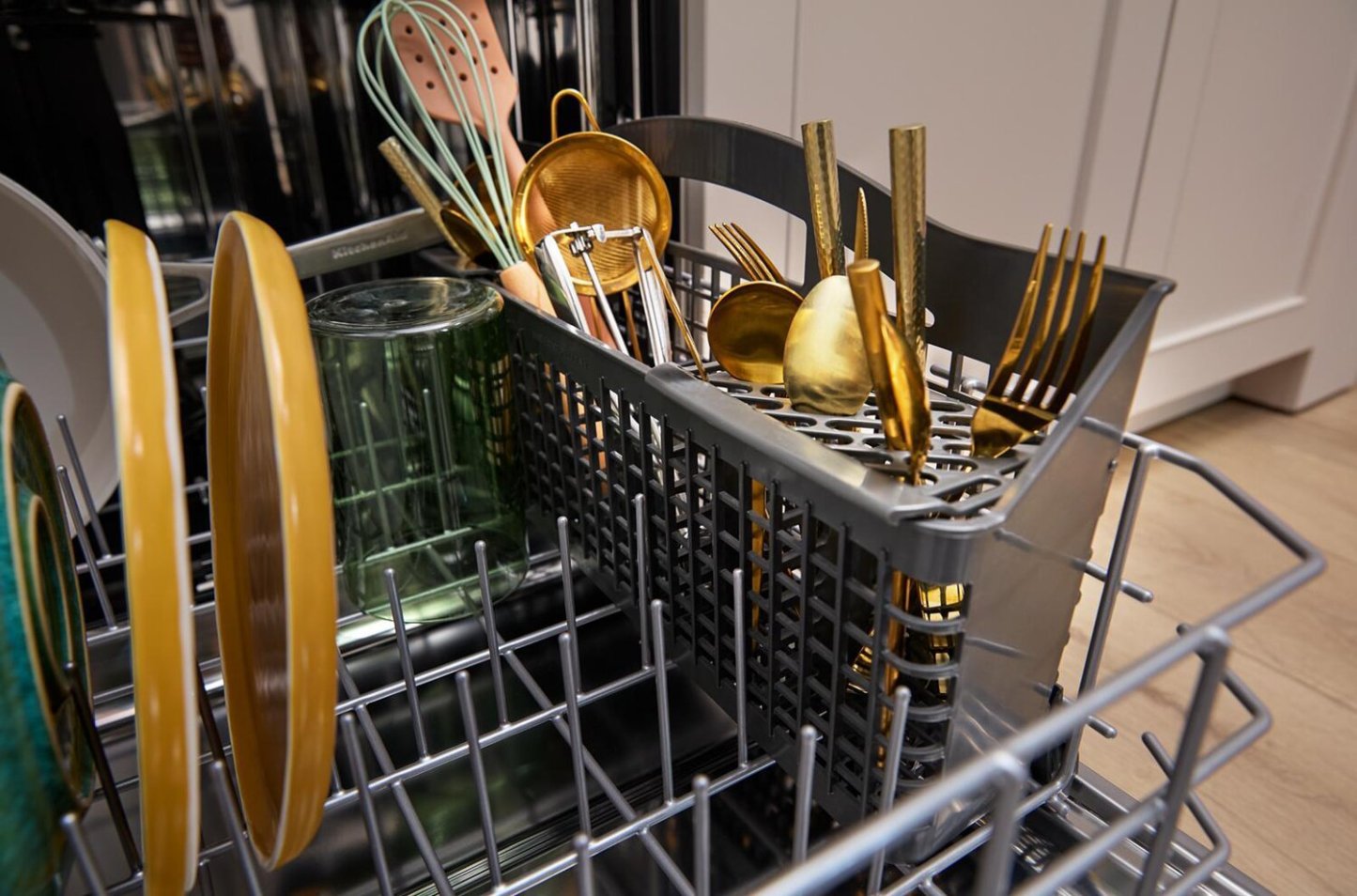 Lave-vaisselle KitchenAid de 24 po et de 41 dBA avec 3e panier à jets - acier inoxydable avec finition PrintShieldMC - KDTS324SPS