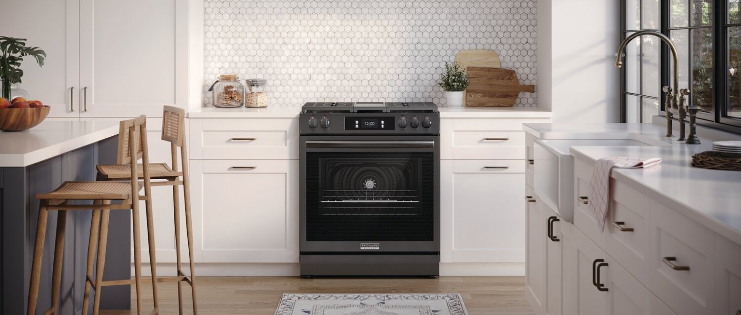 Cuisinière à gaz Frigidaire Gallery de 6 pi³ avec convection totale et friture à air - finition résistante aux taches® noire…