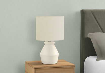 17 Cream Ceramic Linen Drum Shade Table Lamp|Lampe de table de 17 po en céramique crème avec abat-jour cylindrique en lin
