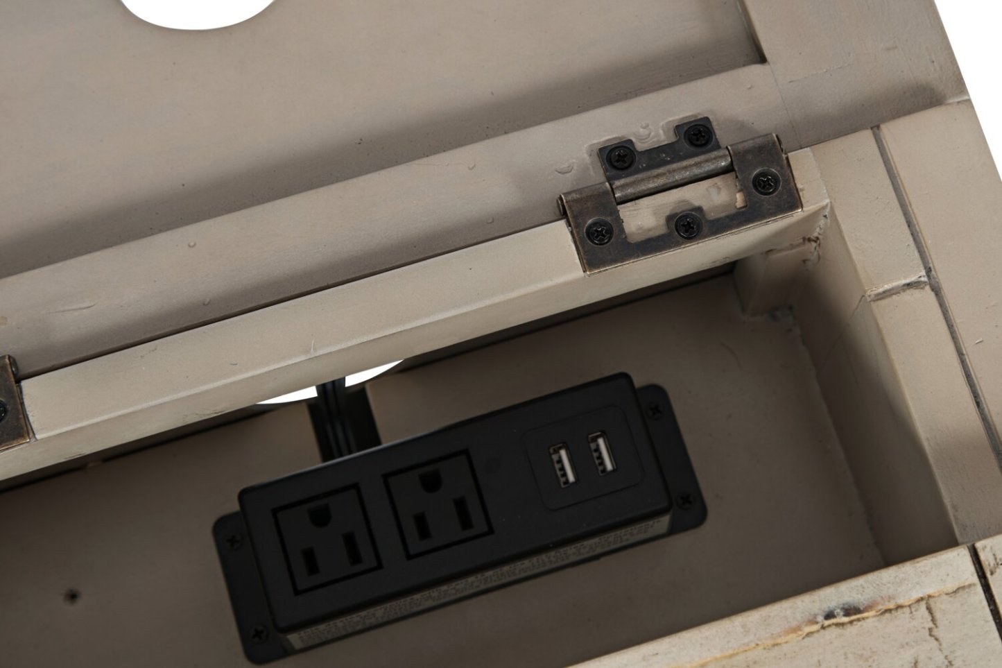 Rocco 16 Chairside Table avec USB - Crème|Table de fauteuil Rocco de 16 po avec USB - crème