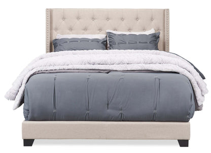 Lit à oreilles rembourré Brady en tissu gris clair avec motif clouté, capitonné avec boutons - King Size | Lit rembourré à oreilles Brady en tissu gris clair avec clous décoratifs et capitonnage à boutons - format très grand lit