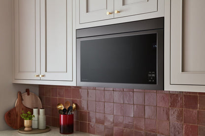 Four à micro-ondes à hotte intégrée KitchenAid de 1,1 pi³ à installation affleurée avec cuisson à 900 Watts - Acier inoxydable noir - YKM… | KitchenAid 1.1 Cu. Ft. Flush Over-the-Range Microwave with 900 Watts Cooking - Black Stainless - YKM…