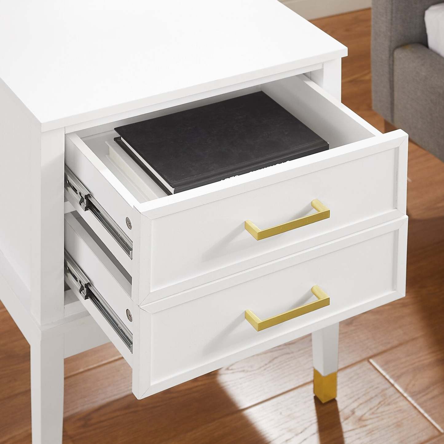 Table de chevet Alia à 2 tiroirs avec accents dorés, 18 L x 25,75 H - Blanc | Table de nuit Alia de 18 po (l) x 25,75 po (H) à 2 tiroirs avec touche dorée - blanche