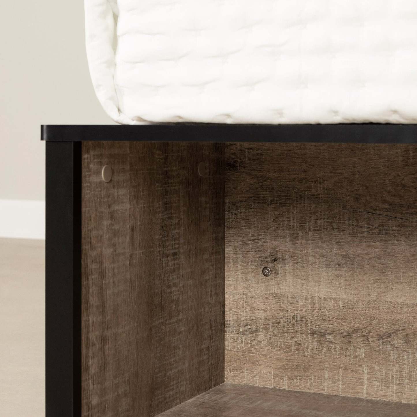 Lit plateforme Everley avec rangement et paniers intégrés, chêne patiné et noir mat - taille simple | Lit plateforme Everley avec rangement et paniers intégrés, chêne vieilli et noir mat - format lit simple