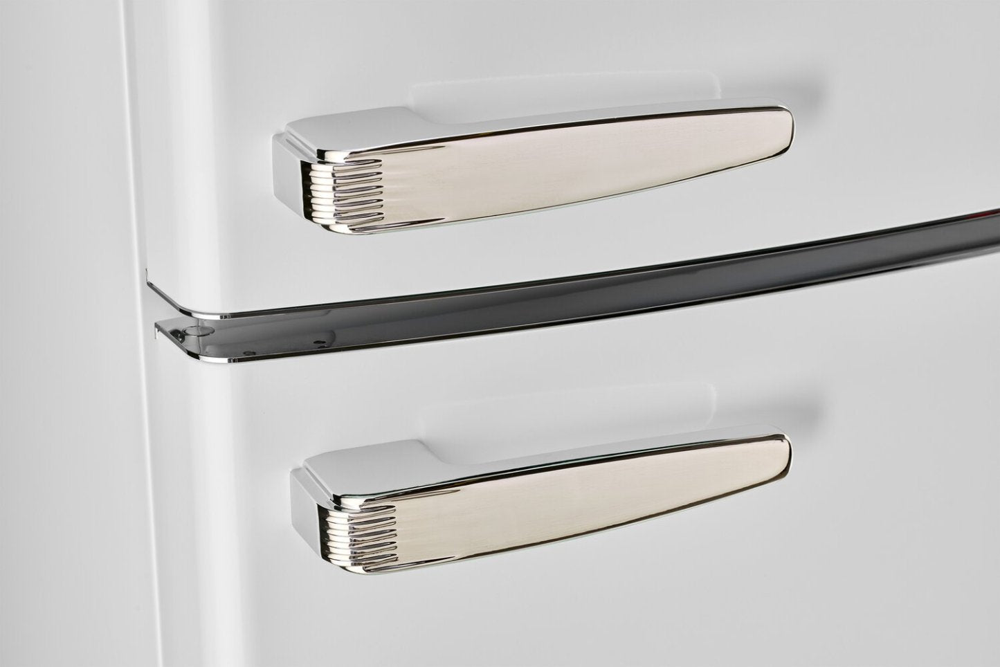 Unique Classique Rétro 24 11 Pi Cu. Réfrigérateur à congélateur supérieur – Blanc guimauve - UNQ-310L W TM | Réfrigérateur Classic Rétro d'Unique de 24 po et de 11 pi3 à congélateur supérieur - blanc guimauve - UNQ-310L W TM