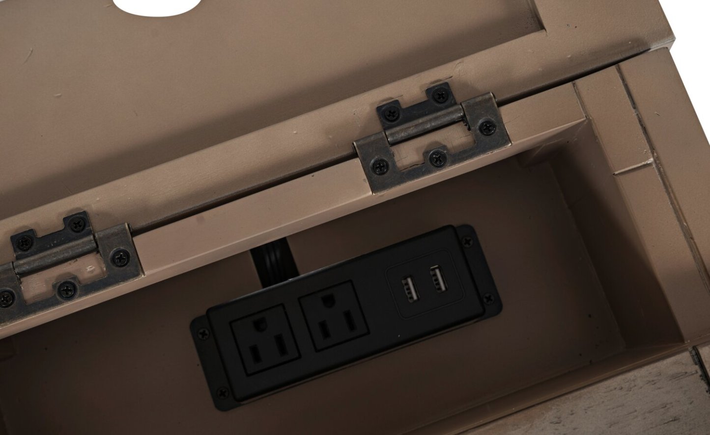 Rocco 16 Chairside Table avec USB - Bois Naturel|Table de fauteuil Rocco de 16 po avec USB - bois naturel