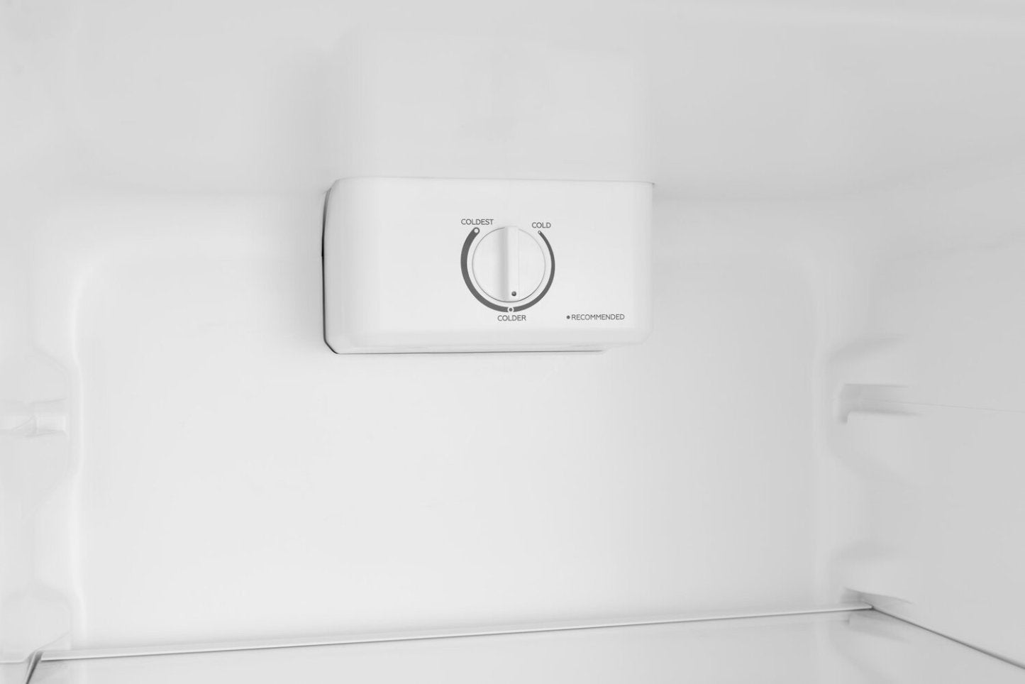 Frigidaire 7 Cu. Fort. Congélateur vertical prêt pour le garage - Blanc - FFUE0725AW | Congélateur vertical Frigidaire de 7 pi³ qui convient à une installation dans un garage - blanc - FFUE0725AW | FFUE072W