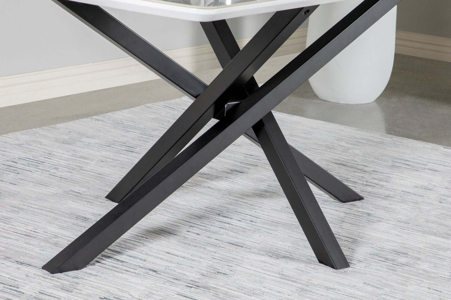 Table de salle à manger Bari de 63 po (L) avec dessus en céramique d'apparence marbre et base géométrique en métal - blanche