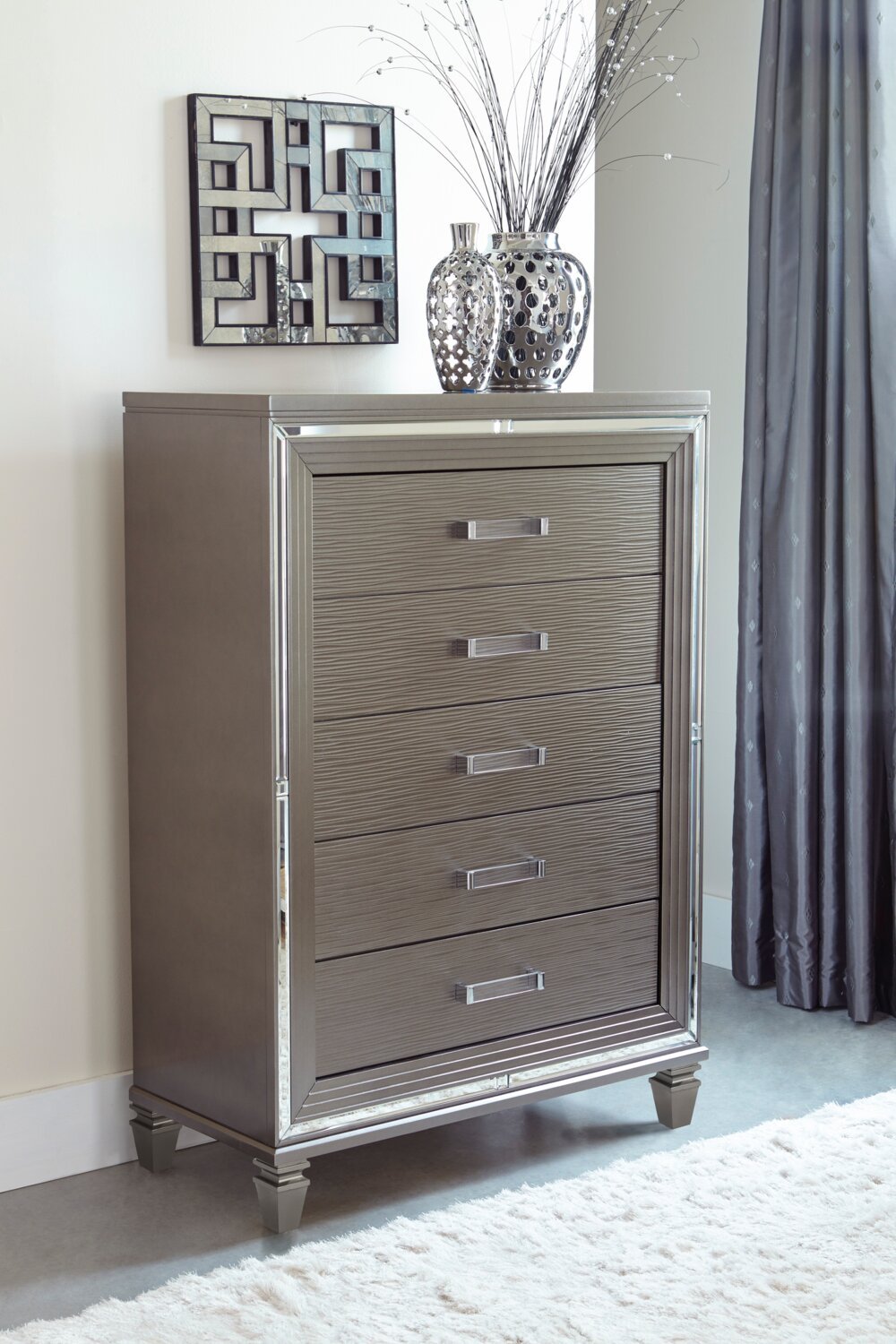 Max Bedroom Chest of Drawers, 5-Drawer, 38W x 54.3H, Glam - Silver | Commode verticale somptueuse Max de 38 po (L) x 54,3 po (H) à 5 tiroirs pour la chambre à coucher - argentée