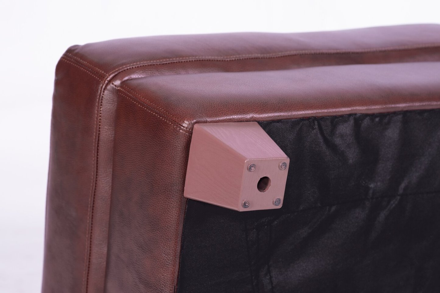 Chateau d'Ax Vita 31 Ottoman 100 % cuir véritable avec coutures à motif losange et pieds en bois - Marron | Pouf Vita de Château d'Ax de 31 po en cuir 100 % véritable avec coutures à motif de diamant et pattes en bois - brun