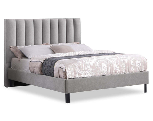 Lit plateforme rembourré Amos en tissu gris avec tête de lit canalisée - Grand lit | Lit plateforme Amos rembourré en tissu gris avec tête de lit à canaux - format grand lit