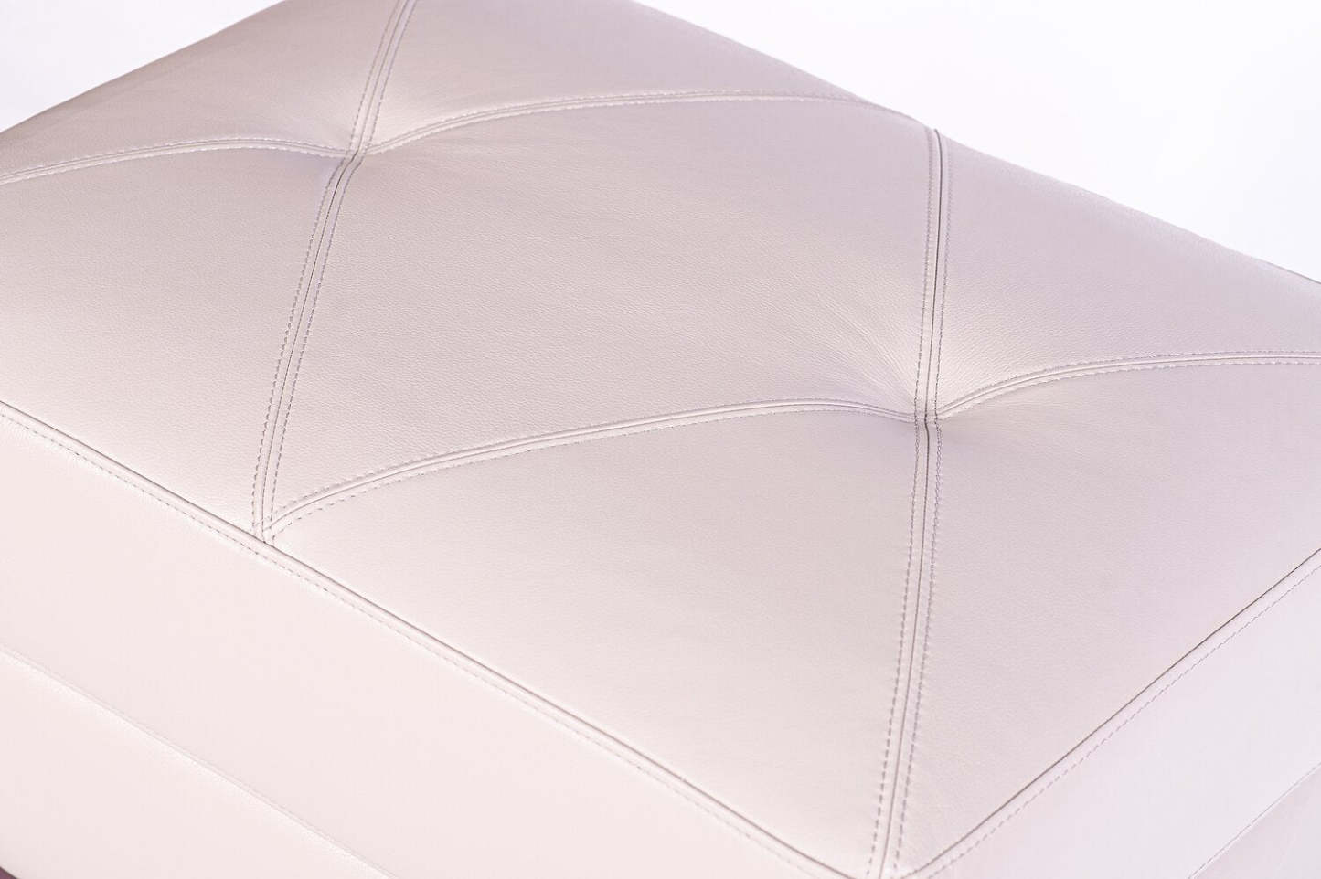 Chateau d'Ax Vita 31 Ottoman 100 % cuir véritable avec coutures à motif losange et pieds en bois – Blanc fumé | Pouf Vita de Château d'Ax de 31 po en cuir 100 % véritable avec coutures à motif de diamant et pattes en bois - blanc fumée