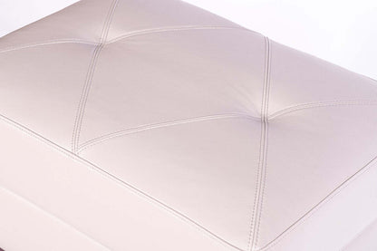Chateau d'Ax Vita 31 Ottoman 100 % cuir véritable avec coutures à motif losange et pieds en bois – Blanc fumé | Pouf Vita de Château d'Ax de 31 po en cuir 100 % véritable avec coutures à motif de diamant et pattes en bois - blanc fumée