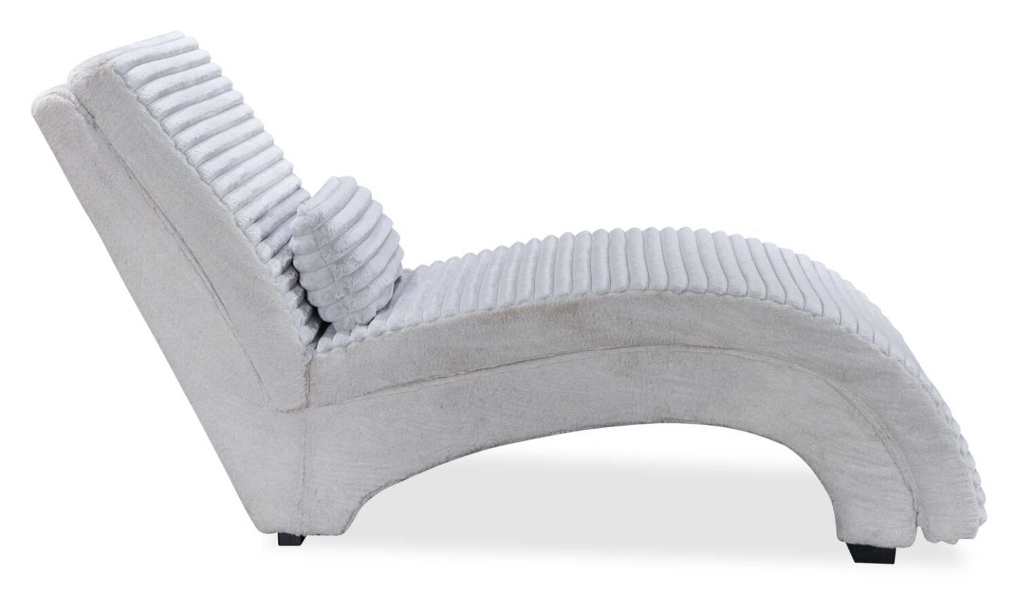 Chaise longue en tissu fausse fourrure ultra pelucheux Cleo 26 avec oreiller décoratif - Gris clair | Fauteuil long de détente Cleo de 26 po en tissu de fausse fourrure très douce avec coussin décoratif - gris clair