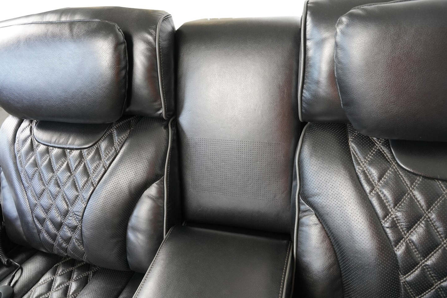 Causeuse de massage à inclinaison électrique Elite de 74 po en cuir avec véritable son immersif et appuie-têtes électriques - noire