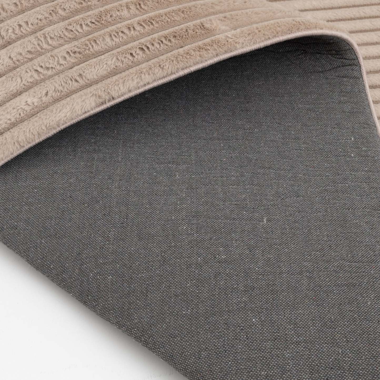 Tapis taupe en fausse fourrure avec envers en mousse à mémoire de forme – 5' x 7' | Carpette Channel en fausse fourrure taupe avec revers en mousse à mémoire de forme - 5 pi x 7 pi