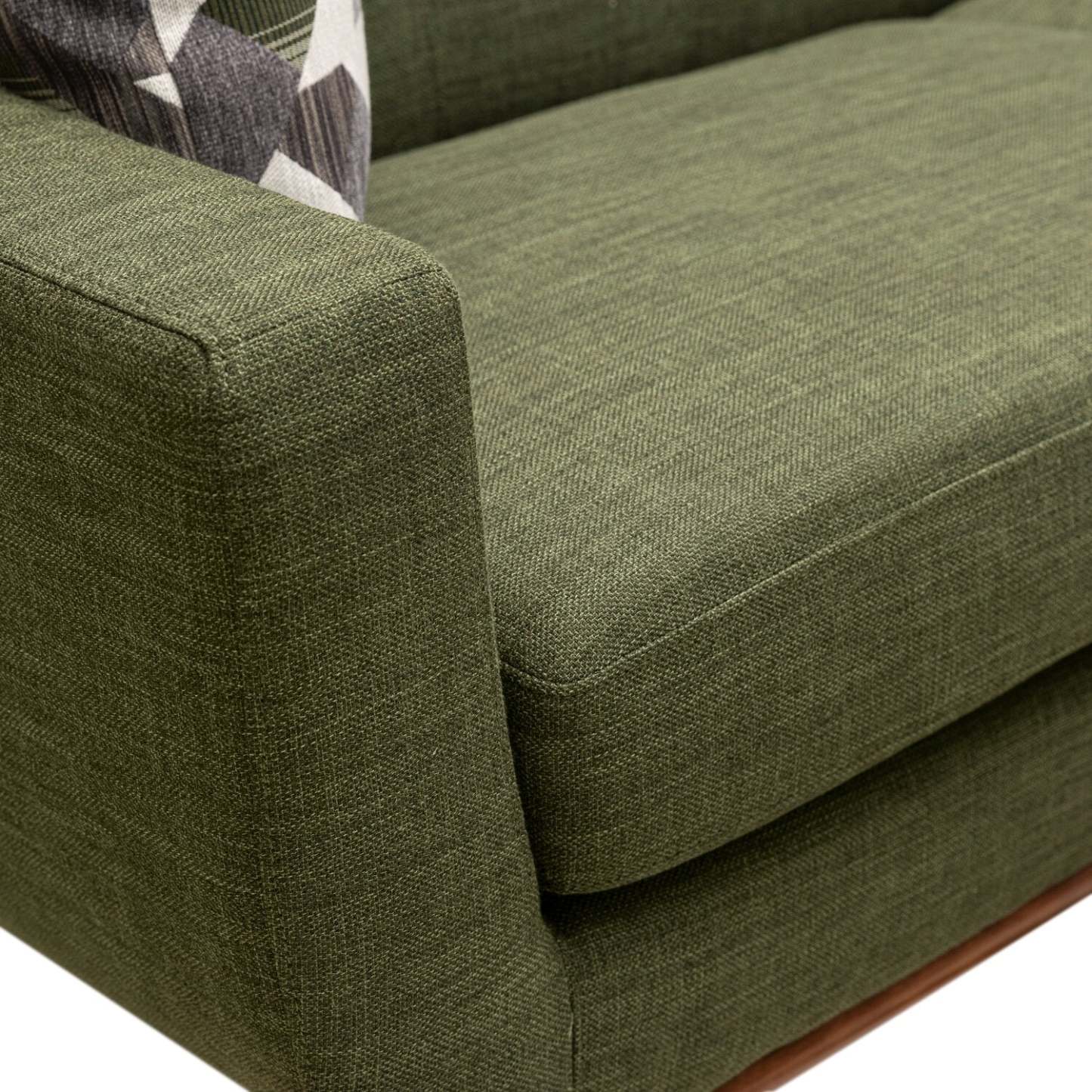 Sofa Freeman de Kort & Co. de 80 po de format condo en tissu d’apparence lin avec base et pattes en bois - vert avocat