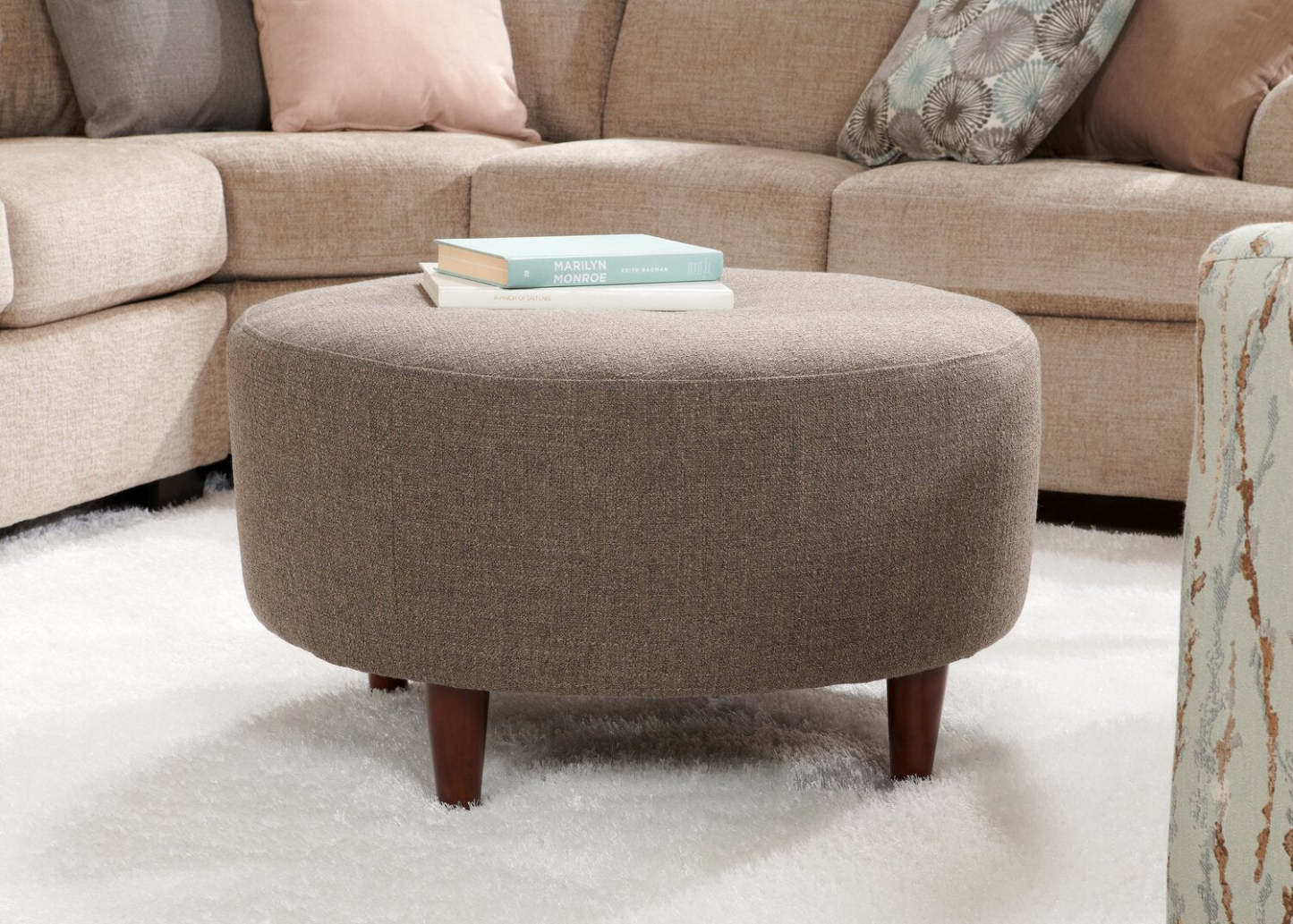 Fabriqué au Canada Sofa Lab personnalisable Pouf The Curve 31 en tissu d'apparence lin - Luna Parline marron | Pouf The Curve de Sofa Lab de 31 po fabriqué au Canada en tissu d'apparence lin - brun Luna Parline | CURV2591