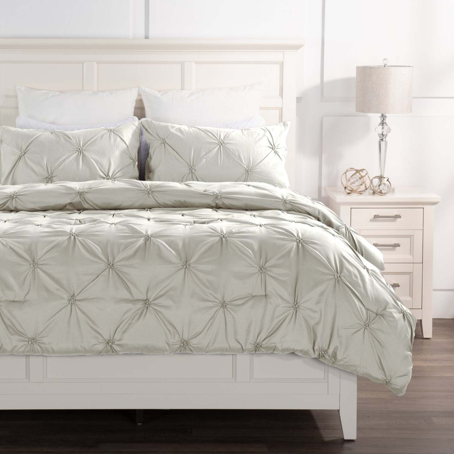 Gardenia Wynd 3-Piece King Comforter Set - Oatmeal | Ensemble d'édredon Gardenia Wynd 3 pièces - écru pour très grand lit