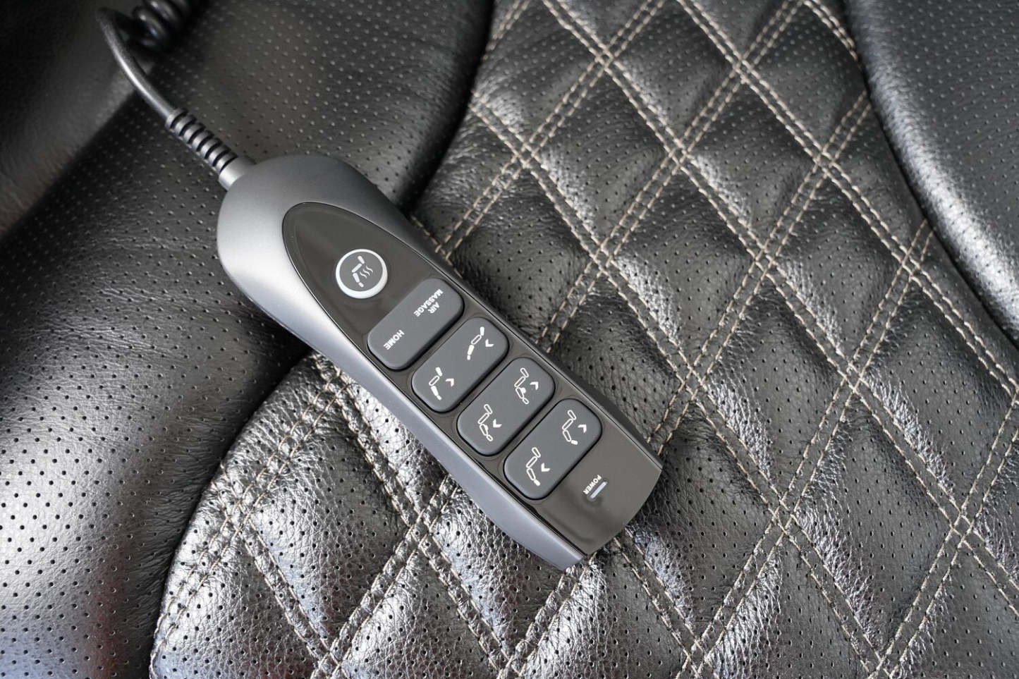 Causeuse de massage à inclinaison électrique Elite de 74 po en cuir avec véritable son immersif et appuie-têtes électriques - noire