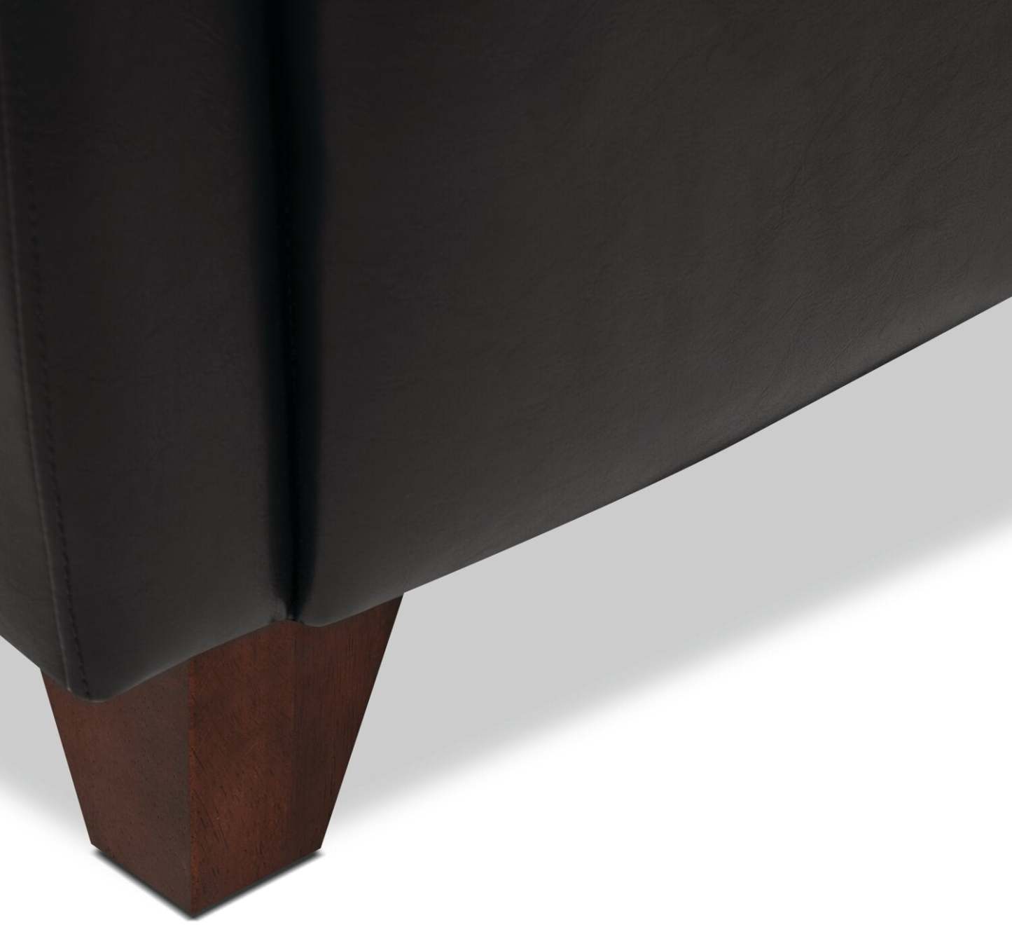 Zello 29.92 Chaise d'appoint en similicuir avec pieds en bois - Noir | Fauteuil d'appoint Zello de 29,92 po en similicuir avec pattes en bois - noir